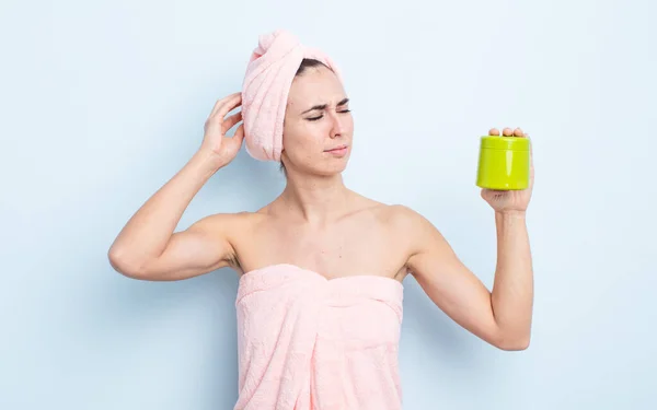 Young Pretty Woman Smiling Happily Daydreaming Doubting Shower Hair Product — Stock Photo, Image