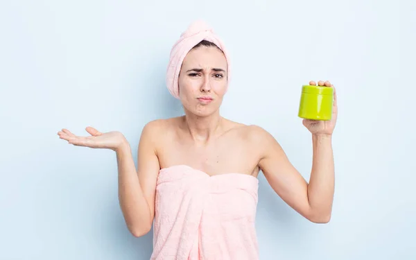 Young Pretty Woman Feeling Puzzled Confused Doubting Shower Hair Product — Stock Photo, Image