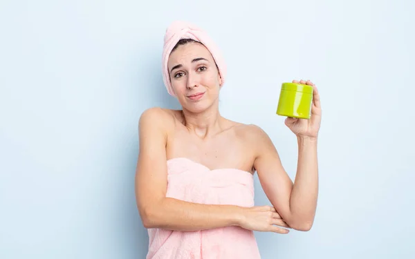 Young Pretty Woman Shrugging Feeling Confused Uncertain Shower Hair Product — Stock Photo, Image