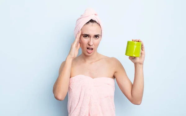 Young Pretty Woman Feeling Confused Puzzled Showing You Insane Shower — Stock Photo, Image