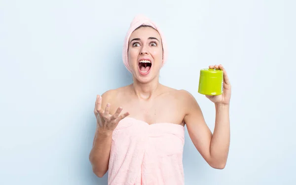 Jonge Mooie Vrouw Kijkt Wanhopig Gefrustreerd Gestrest Douche Haarproduct Concept — Stockfoto