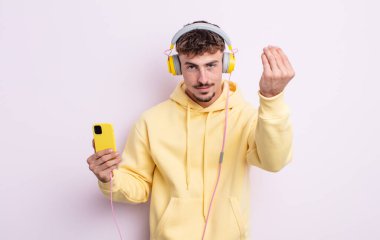 Genç yakışıklı adam kapiş ya da para hareketi yapıyor, sana ödemeni söylüyor. müzik konsepti