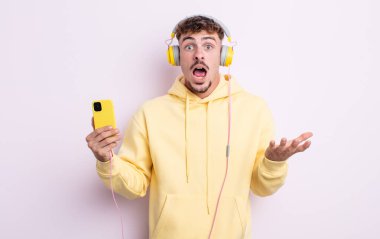 Genç yakışıklı adam, inanılmaz bir sürprizle şaşkına dönmüş ve hayrete düşmüştü. müzik konsepti