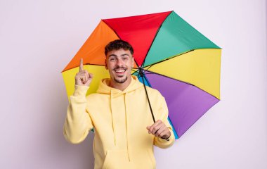 Genç yakışıklı bir adam bir fikri fark ettikten sonra mutlu ve heyecanlı bir dahi gibi hissediyor. şemsiye kavramı