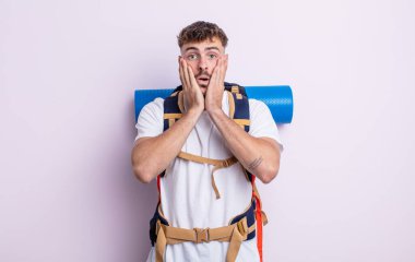 Genç ve yakışıklı bir adam şok olmuş ve korkmuş hissediyor. Yürüyüş konsepti