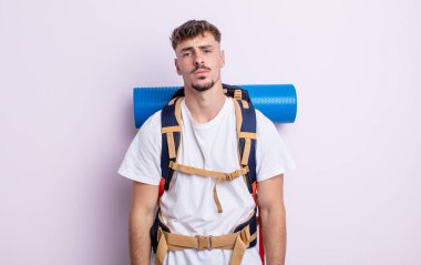 Genç ve yakışıklı bir adam üzgün ve mızmızlanıyor. Mutsuz bir bakışı var ve ağlıyor. Yürüyüş konsepti