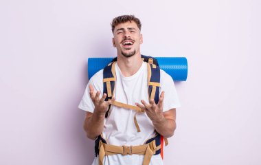 Genç yakışıklı adam umutsuz, sinirli ve stresli görünüyor. Yürüyüş konsepti