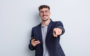 Genç ve yakışıklı bir adam kamerayı işaret ederek seni seçiyor. iş kavramı