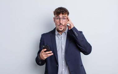 Genç yakışıklı adam şaşırmış görünüyor, yeni bir düşünce, fikir ya da konsept fark ediyor. iş kavramı