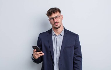 Genç yakışıklı adam şaşkın ve şaşkın hissediyor. iş kavramı