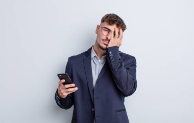 Genç yakışıklı bir adam bıkkın, hayal kırıklığına uğramış ve yorucu bir geceden sonra uykulu hissediyor. iş kavramı