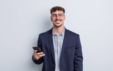 Genç yakışıklı adam mutlu ve hoş bir şekilde şaşırmış görünüyor. iş kavramı