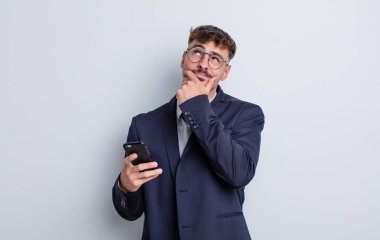 Genç yakışıklı düşünen, kuşkulu ve kafası karışık bir adam. iş kavramı