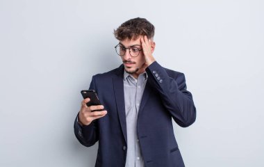 Genç yakışıklı adam mutlu, heyecanlı ve şaşırmış hissediyor. iş kavramı