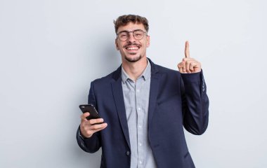 Genç yakışıklı bir adam bir fikri fark ettikten sonra mutlu ve heyecanlı bir dahi gibi hissediyor. iş kavramı