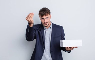 Genç yakışıklı adam kapiş ya da para hareketi yapıyor, sana ödemeni söylüyor. beyaz kutu paketi