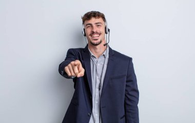 Genç ve yakışıklı bir adam kamerayı işaret ederek seni seçiyor. tele pazarlamacı kavramı