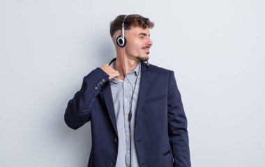 Genç ve yakışıklı adam stresli, endişeli, yorgun ve hayal kırıklığına uğramış hissediyor. tele pazarlamacı kavramı