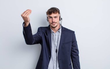 Genç yakışıklı adam kapiş ya da para hareketi yapıyor, sana ödemeni söylüyor. tele pazarlamacı kavramı