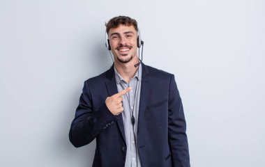 Genç yakışıklı adam heyecanlı ve şaşırmış görünüyor. tele pazarlamacı kavramı