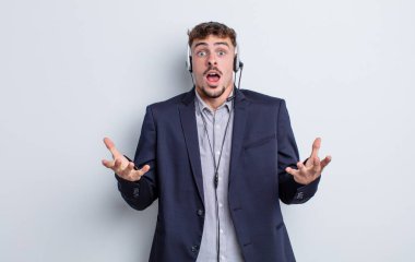 Genç yakışıklı adam, inanılmaz bir sürprizle şaşkına dönmüş ve hayrete düşmüştü. tele pazarlamacı kavramı