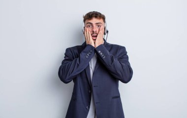 Genç ve yakışıklı bir adam şok olmuş ve korkmuş hissediyor. tele pazarlamacı kavramı