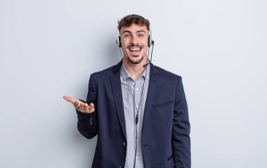 Genç yakışıklı adam kendini mutlu hissediyor, bir çözüm ya da fikir bulduğuna şaşırıyor. tele pazarlamacı kavramı