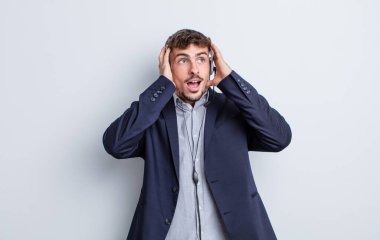 Genç yakışıklı adam mutlu, heyecanlı ve şaşırmış hissediyor. tele pazarlamacı kavramı