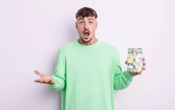 Jeune Homme Beau Sentant Extrêmement Choqué Surpris Gelée Bonbons Concept — Photo