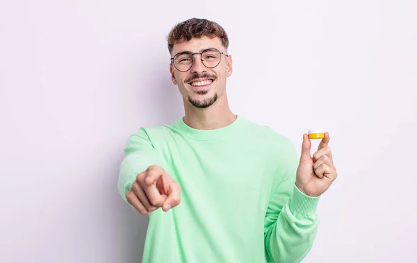 Joven Hombre Guapo Apuntando Cámara Eligiéndote Lentes Contacto — Foto de Stock