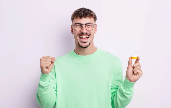 Ung Stilig Man Känner Chockad Skrattar Och Firar Framgång Kontaktlinser — Stockfoto