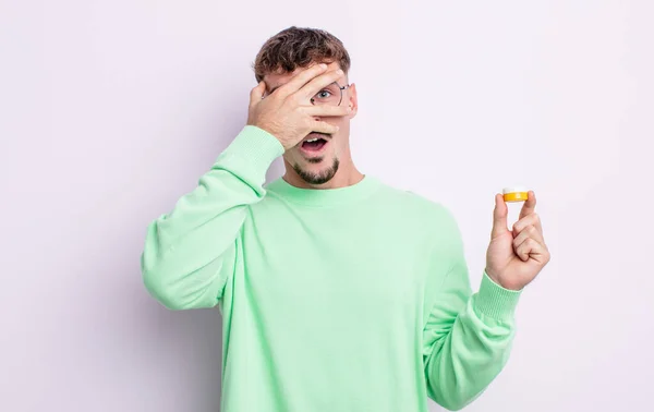 Ung Stilig Man Ser Chockad Rädd Eller Skräckslagen Täcker Ansiktet — Stockfoto