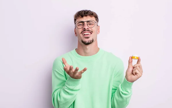 Jovem Homem Bonito Olhar Desesperado Frustrado Estressado Lentes Contacto — Fotografia de Stock