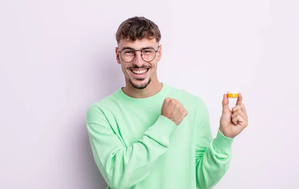 Joven Guapo Hombre Sintiéndose Feliz Frente Desafío Celebración Lentes Contacto — Foto de Stock