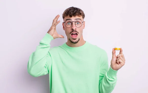 Joven Hombre Guapo Gritando Con Las Manos Alto Lentes Contacto — Foto de Stock