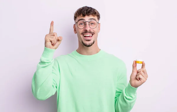 Joven Hombre Guapo Sintiéndose Como Genio Feliz Emocionado Después Darse — Foto de Stock