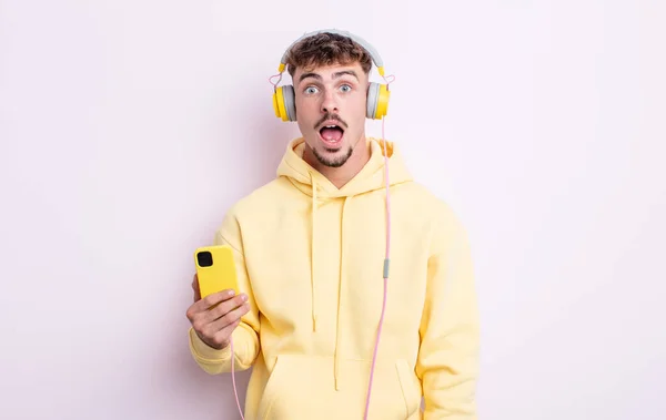 Jovem Homem Bonito Olhar Muito Chocado Surpreso Conceito Música — Fotografia de Stock