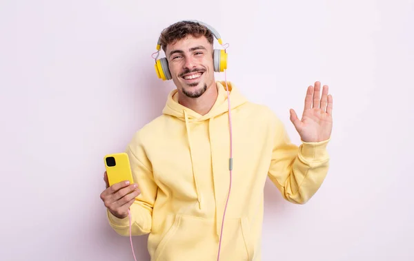 Jonge Knappe Man Glimlachend Zwaaiend Met Hand Verwelkomend Groetend Muziekconcept — Stockfoto
