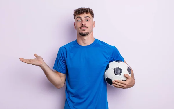 Genç Yakışıklı Adam Şaşkın Şaşkın Şüpheci Hissediyor Futbol Kavramı — Stok fotoğraf