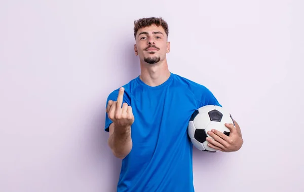 Genç Yakışıklı Bir Adam Sinirli Sinirli Asi Agresif Hissediyor Futbol — Stok fotoğraf