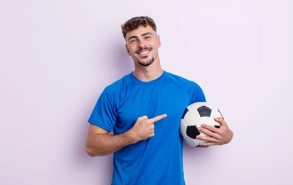 Mladý Pohledný Muž Vesele Usmívá Cítí Šťastný Ukazuje Stranou Fotbalový — Stock fotografie
