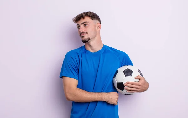 Genç Yakışıklı Adam Omuz Silkiyor Kafası Karışık Kararsız Futbol Kavramı — Stok fotoğraf