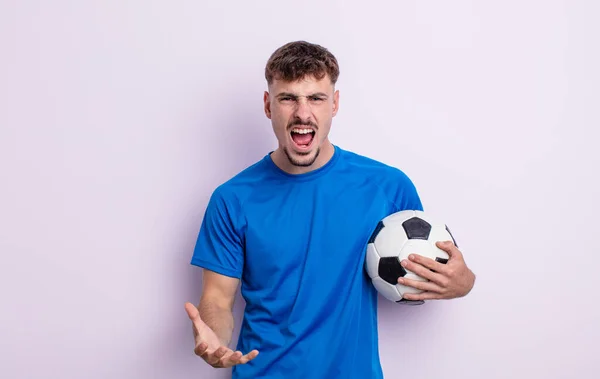 Genç Yakışıklı Bir Adam Sinirli Sinirli Sinirli Görünüyor Futbol Kavramı — Stok fotoğraf