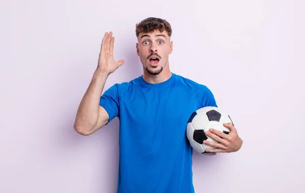 Genç Yakışıklı Adam Ellerini Havaya Kaldırarak Çığlık Atıyor Futbol Kavramı — Stok fotoğraf