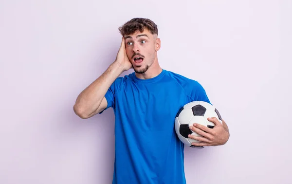 Genç Yakışıklı Adam Mutlu Heyecanlı Şaşırmış Hissediyor Futbol Kavramı — Stok fotoğraf
