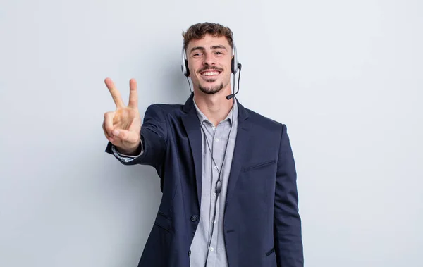 Joven Hombre Guapo Sonriendo Mirando Feliz Haciendo Gestos Victoria Paz —  Fotos de Stock