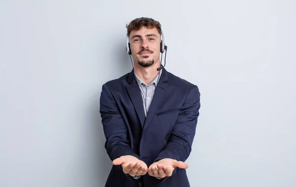 Jovem Bonito Homem Sorrindo Feliz Com Amigável Oferecendo Mostrando Conceito — Fotografia de Stock