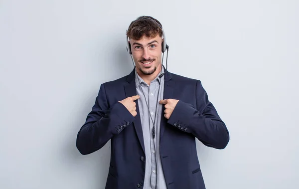 Giovane Uomo Bello Sentirsi Felice Indicando Con Eccitato Concetto Telemarketer — Foto Stock