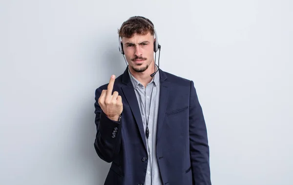 Jovem Homem Bonito Sentindo Irritado Irritado Rebelde Agressivo Conceito Telemarketer — Fotografia de Stock