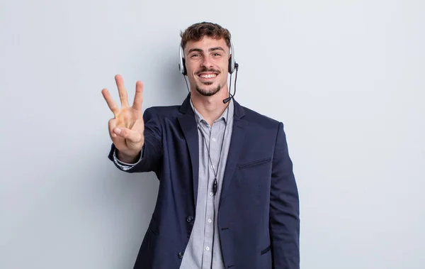Jonge Knappe Man Glimlachend Vriendelijk Toont Nummer Drie Telemarketer Concept — Stockfoto